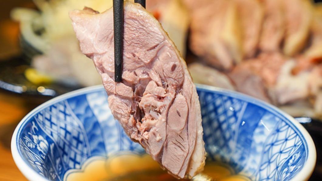 鵝肉還可以沾著鵝骨熬的湯一起吃,鹹度也比較高。(圖/跳躍的宅男提供)