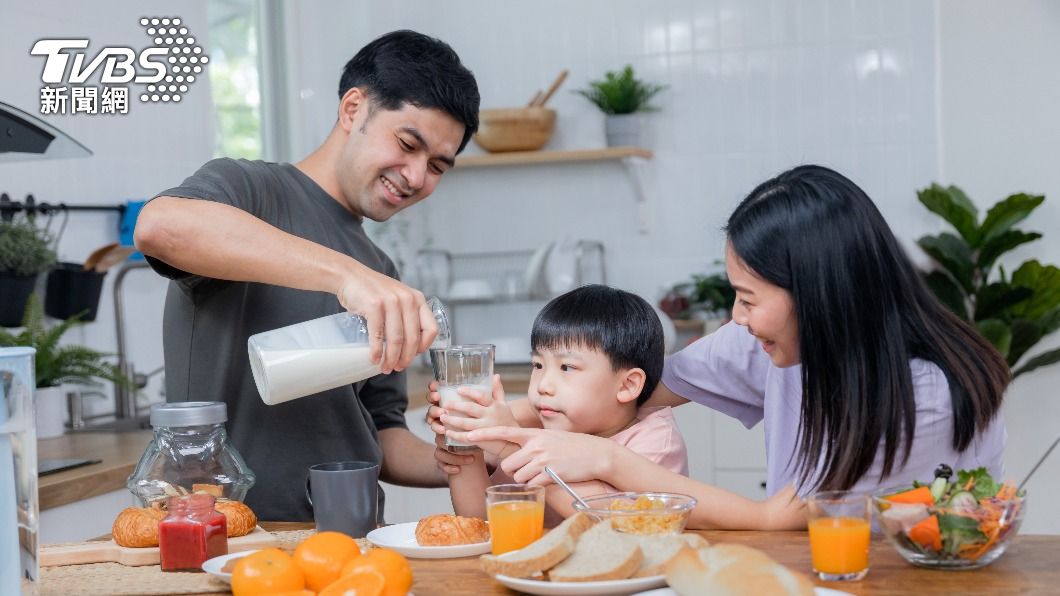 研究顯示,不吃早餐會提升心血管疾病死亡風險。(示意圖/shutterstock 達志影像)