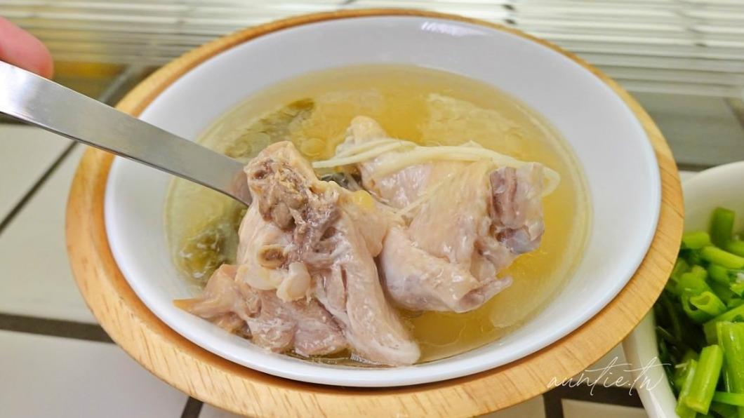 剝皮辣椒雞湯也是很多人的必點。(圖/水晶安蹄不務正業過生活提供)