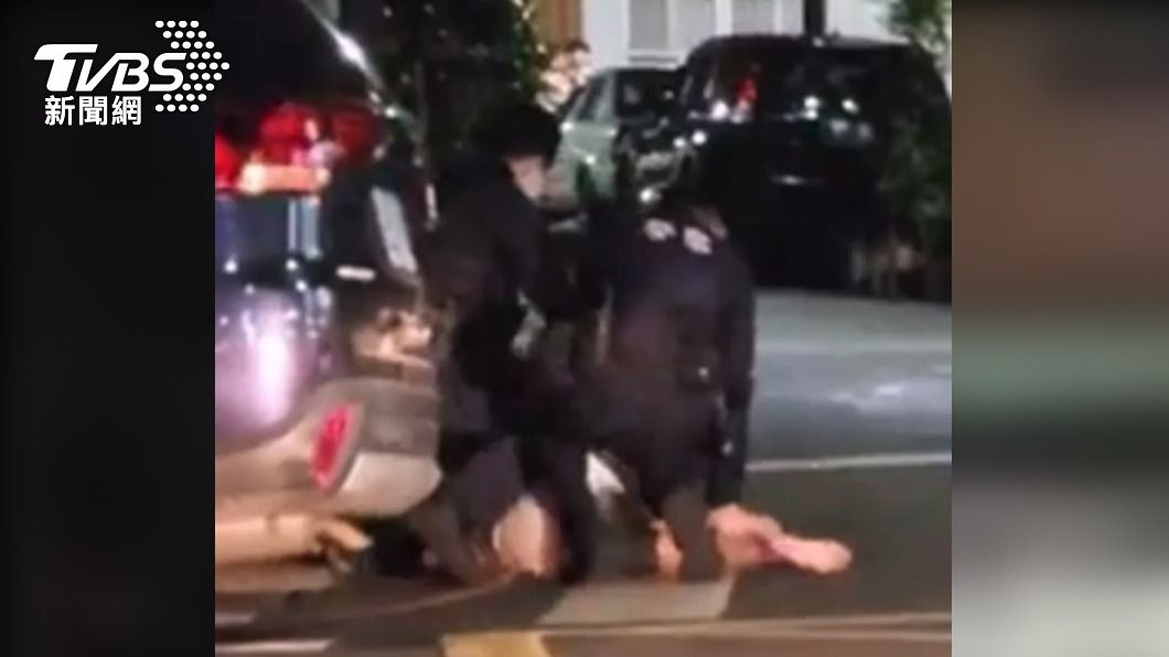 警方將人壓制在地。(圖/TVBS)