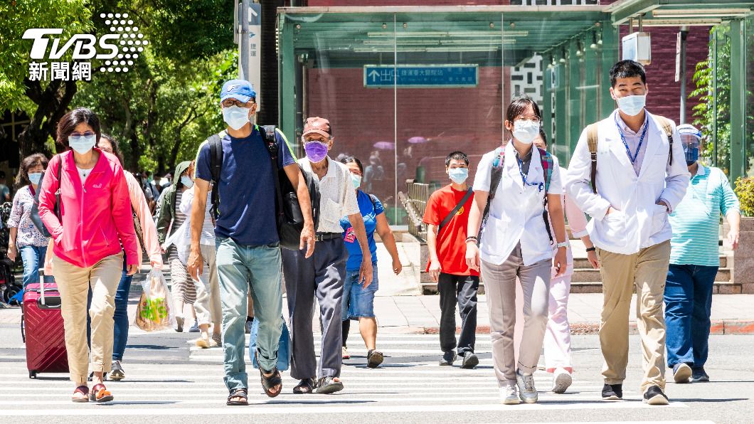 口罩解禁「僅5%沒戴」　重症醫分析3原因：繼續戴下去