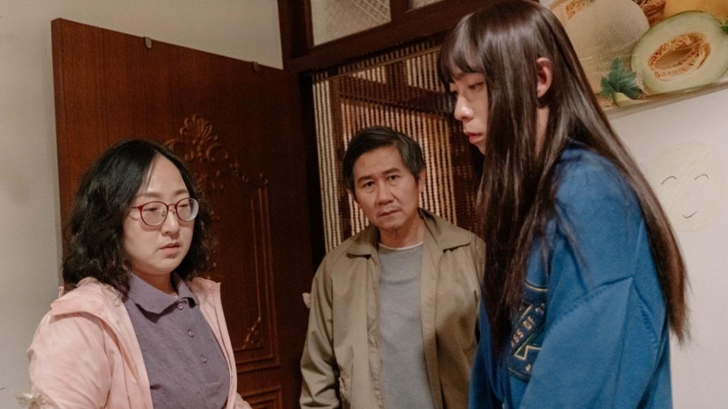 陳文彬(中)、廖怡裬(左)片中飾演王可元的父親、姑姑。(圖/公視台語台提供)
