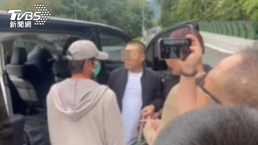 王志成開心坐上道上兄弟準備的車輛。（圖／TVBS）