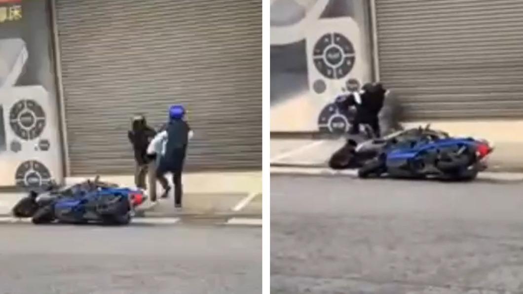 疑路口爭道!兩男騎士當街「拳打腳踢」 路人看傻眼