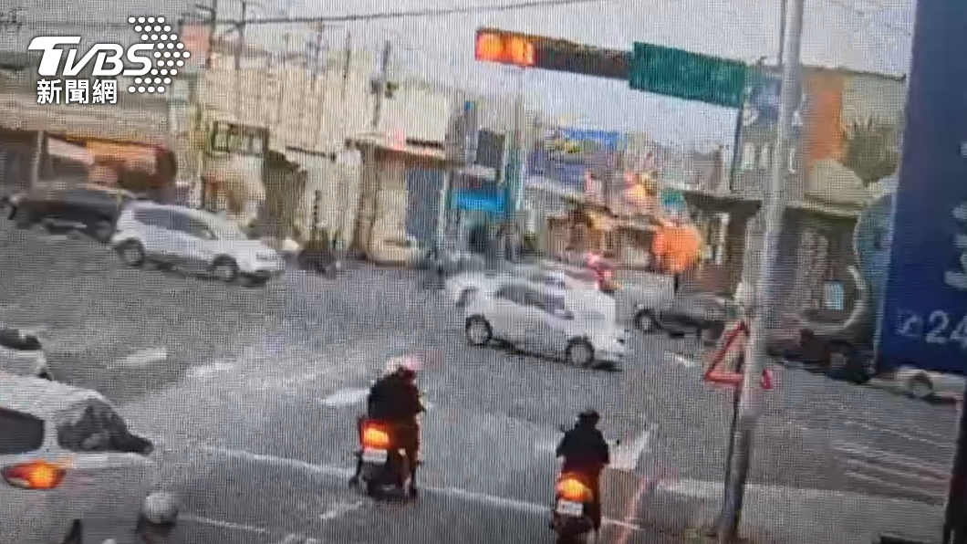 兩車疑似在路口搶道發生爭執。（圖／TVBS）