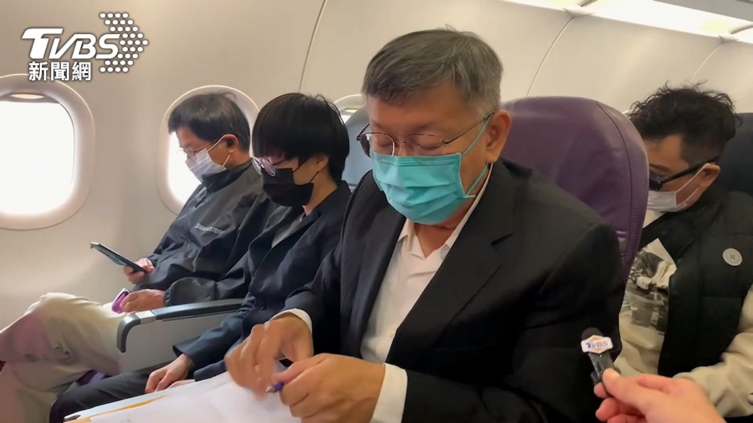 搭廉航訪沖繩!柯文哲曬「飛機照」 網心疼:太辛苦了啦