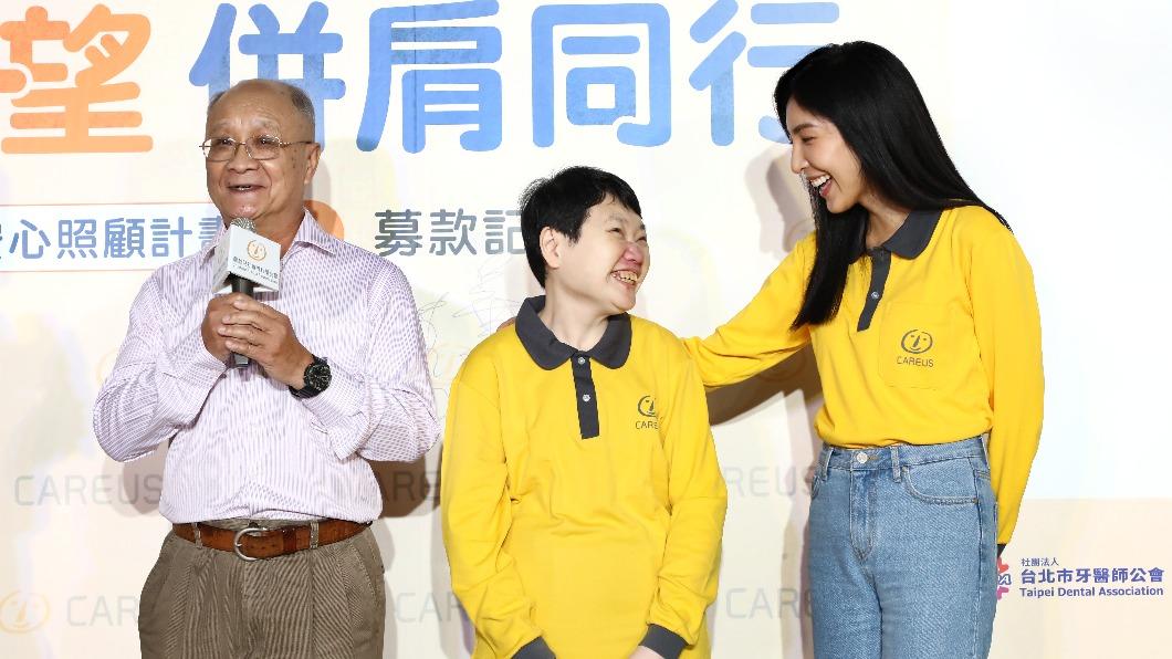 楊謹華（右）與憨兒開心互動。（圖／喜憨兒基金會提供）