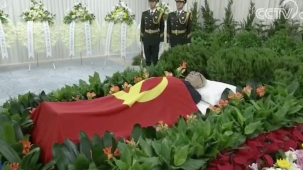央澤民遺體仍戴著招牌黑框眼鏡。(圖/翻攝自央視新聞聯播)