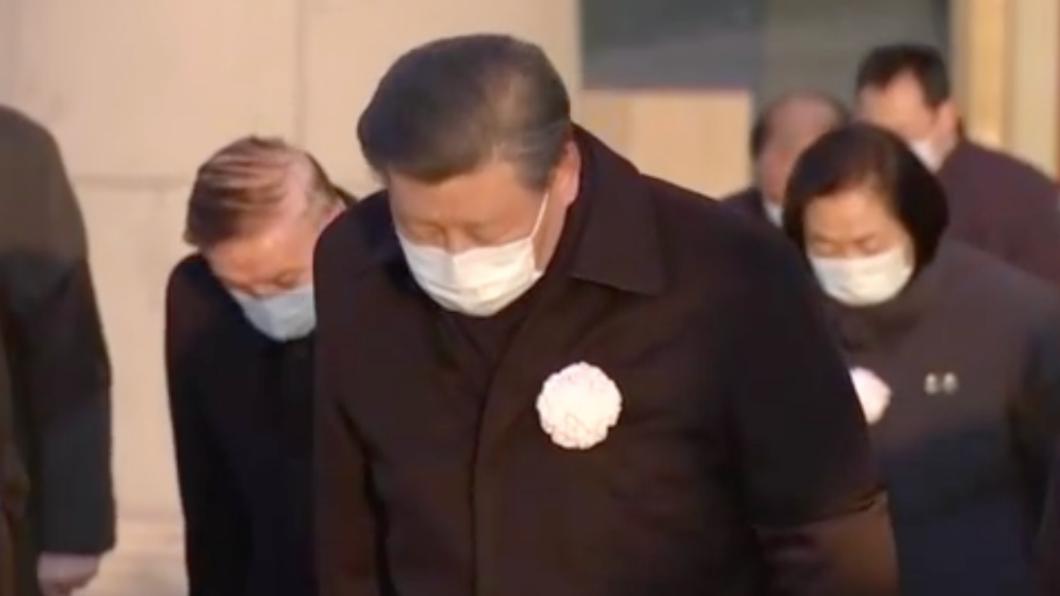 習近平對江澤民遺體行禮。(圖/翻攝自央視新聞聯播)