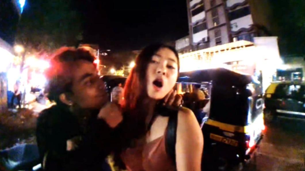 韓國正妹遭公然騷擾！　印度男子試圖強吻、拉上車　