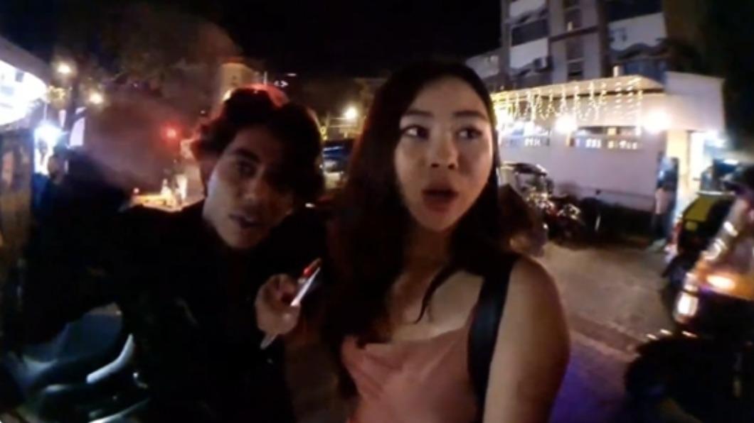 影片中可看到男子對Mhyochi毛手毛腳,畫面曝光引起網友瘋傳。(圖/翻攝自Aditya Twitter)