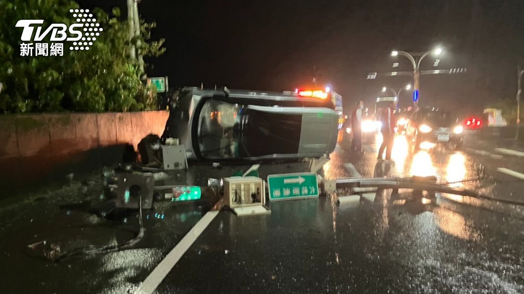 酒駕失控撞爆號誌燈桿!休旅車側翻 男駕駛酒測值1.17