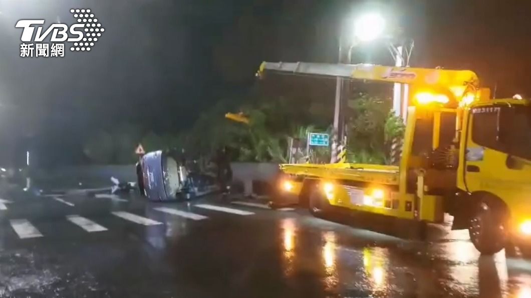 拖吊車到場排除事故。(圖/TVBS)