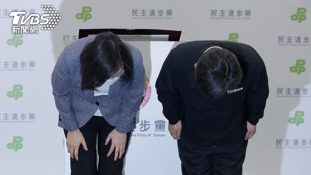 民進黨在九合一大選慘敗,總統蔡英文也在結果出爐後閃電辭去黨主席職務。(圖/達志影像美聯社)