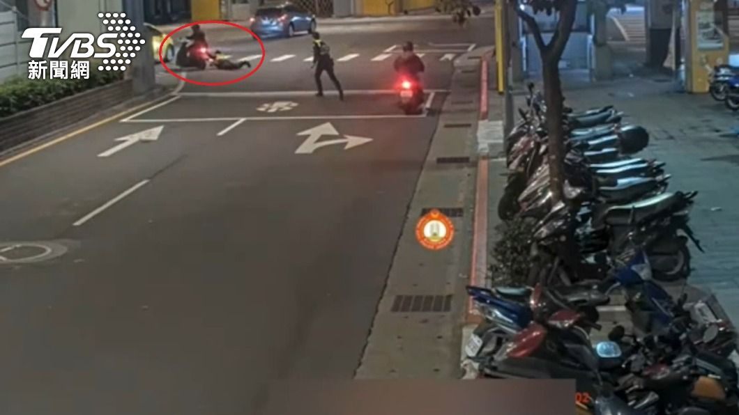 江姓警員遭拖行後摔倒在地。(圖/TVBS)