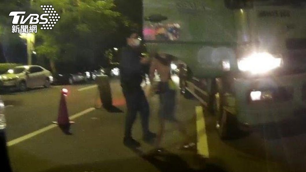 警攔車盤查!乘客跳車喊「我要尿尿」 原來背4條通緝