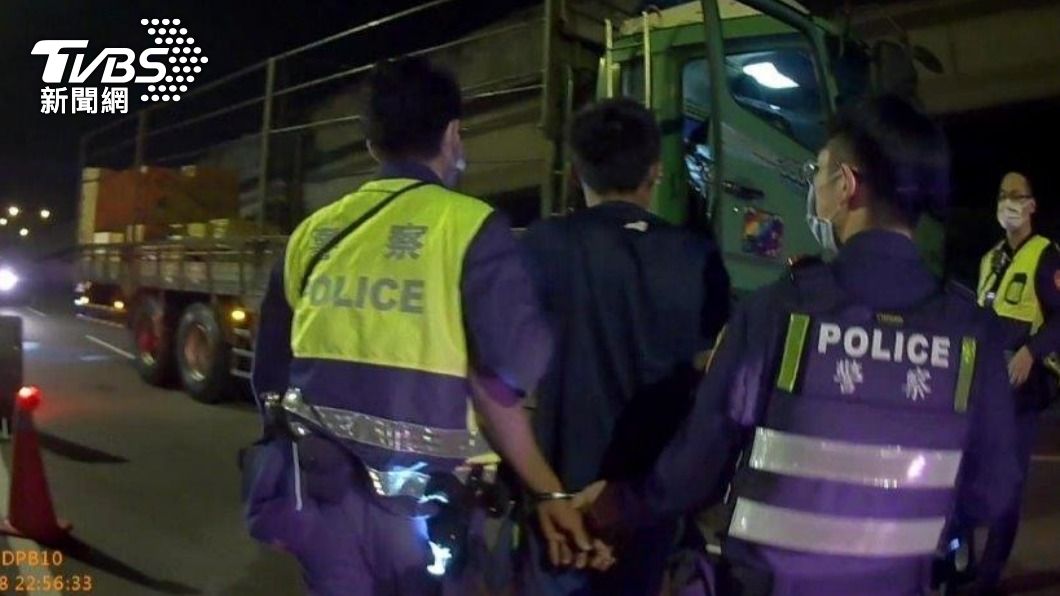男子被警方逮捕。(圖/TVBS)