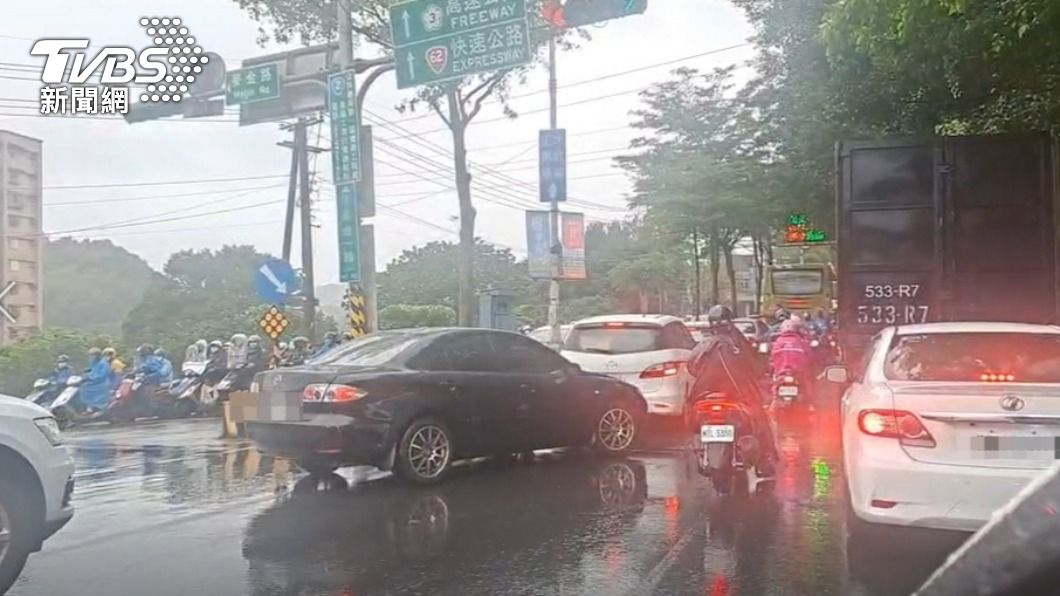 自來水爆管+通勤尖峰!基隆交通大打結 車流堵爆基金路