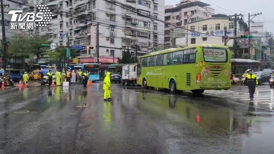 警方指揮交通。(圖/TVBS)