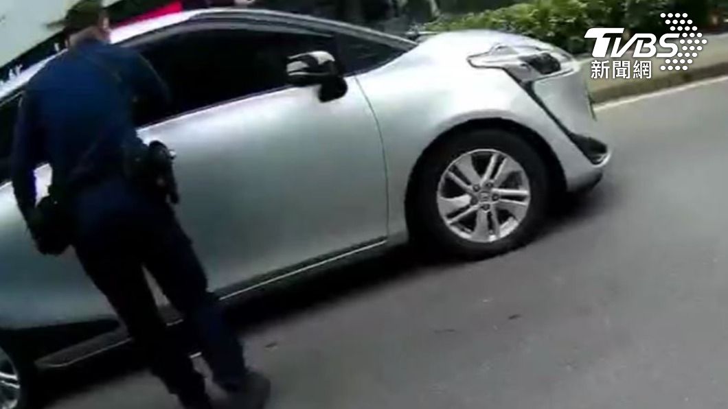 員警發現路旁白牌車劇烈搖晃,上前盤查。(圖/TVBS)