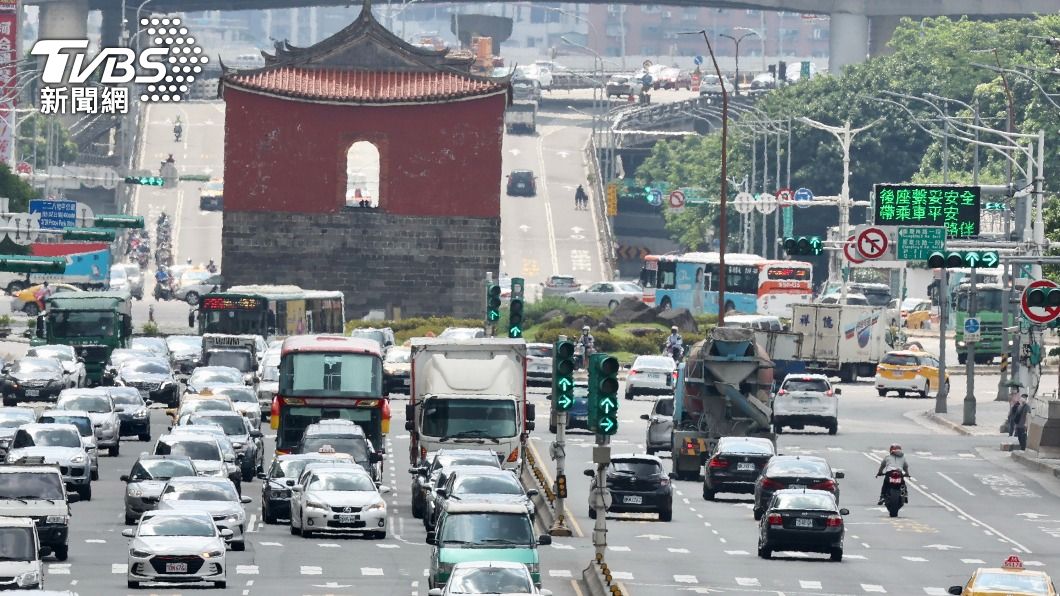 禁了44年！忠孝西路12/14起開放騎機車　限夜間行駛