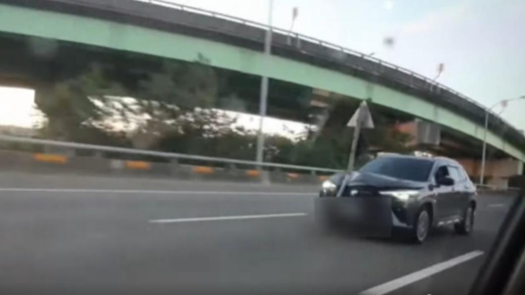 駕駛似乎面不改色。(圖/翻攝自路上觀察學院)