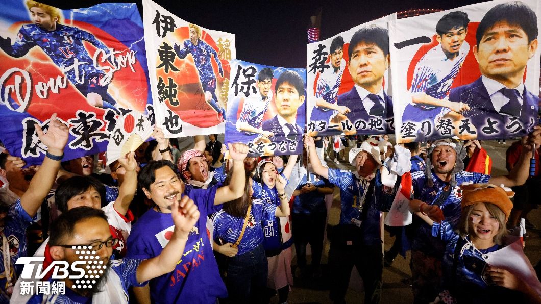 日本球迷舉牌為國家應援，除了場上的球星外，教練森保一也頗受歡迎。（圖／達志影像路透社）