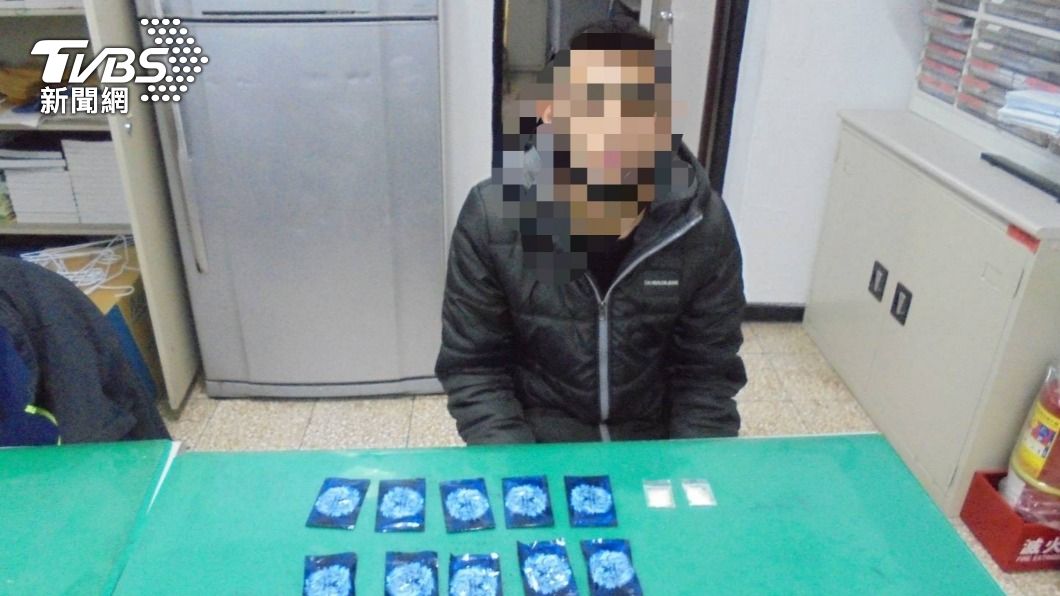 騎車左右搖擺遭攔查!心虛男藏16包毒品 全被警搜出