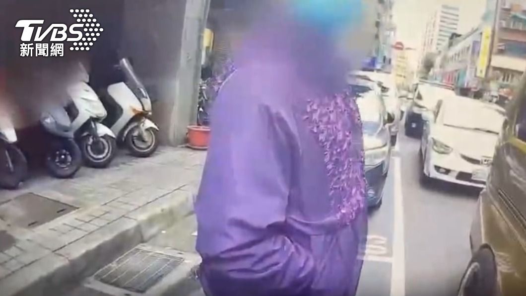 先搶先贏不管車在哪?夫妻人肉占車位 見警大聲:是我先來