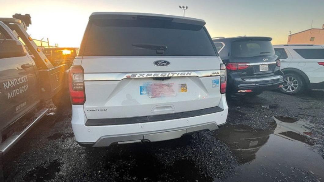 一共5輛車受到波及,除了Infiniti QX80外,其餘都是美國車。(圖/翻攝自Twitter)