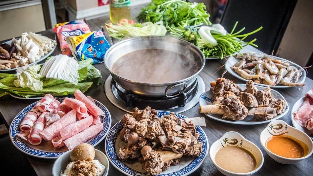 主打479元羊肉爐吃到飽 ,可以爽嗑祕製羊肉塊、羊大骨等近百種食材。(圖/大手牽小手。玩樂趣提供)