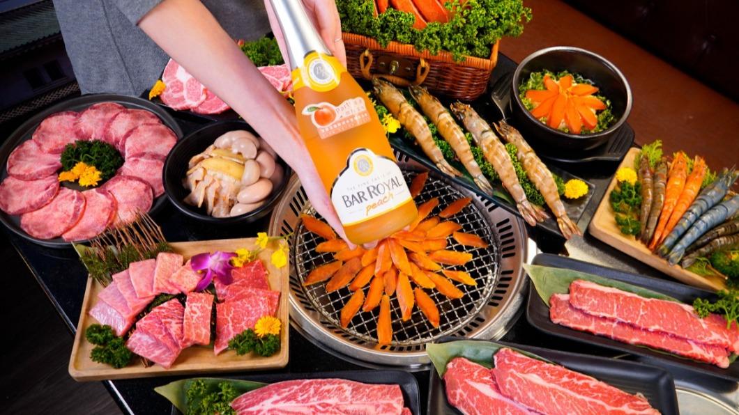 濕式熟成原塊肉品現點現切、高品質產地直送海鮮。(圖/馬辣集團提供)