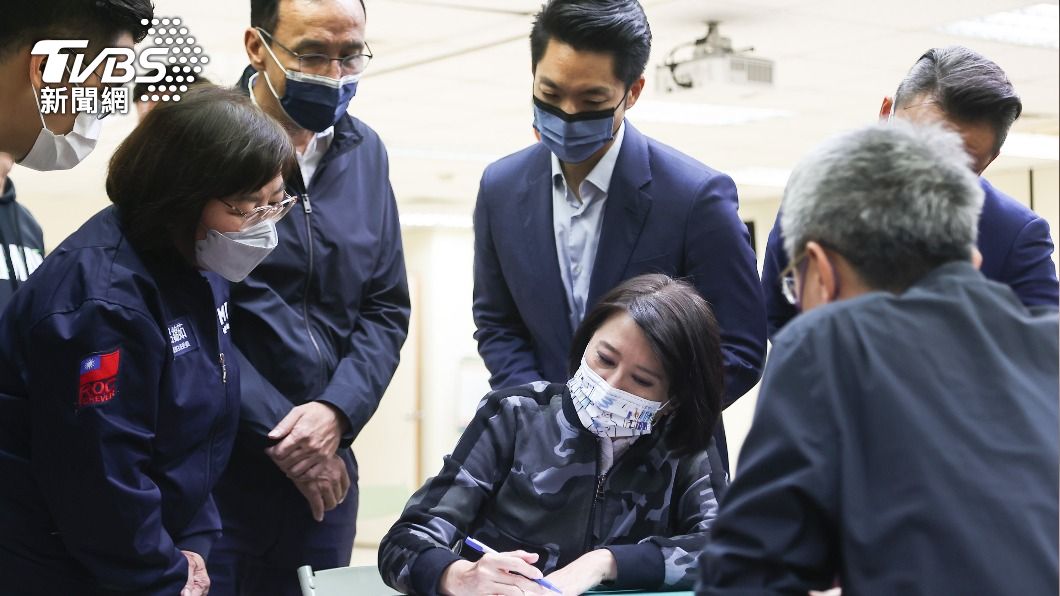 王鴻薇登記立委補選。(圖/中央社)