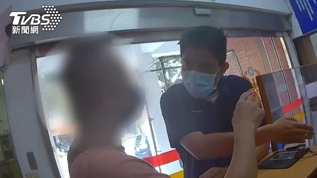 男子疑似喝醉酒,辱罵員警「白目!你打我啊!你下港來的喔」?(圖/TVBS)