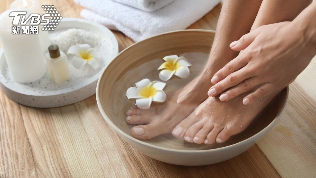 睡前泡腳利於血液循環。（示意圖／shutterstock達志影像）