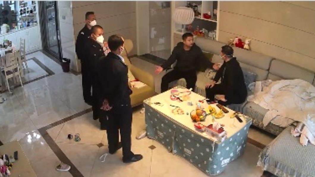 陸傳防疫暴力!官員上門打人影片曝光 幼童哭著護爸爸