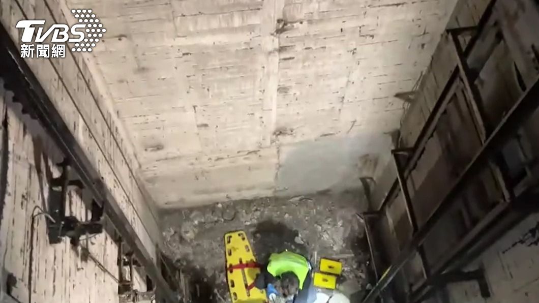 好痛!疑操作不慎 女失足墜電梯井摔斷右腿