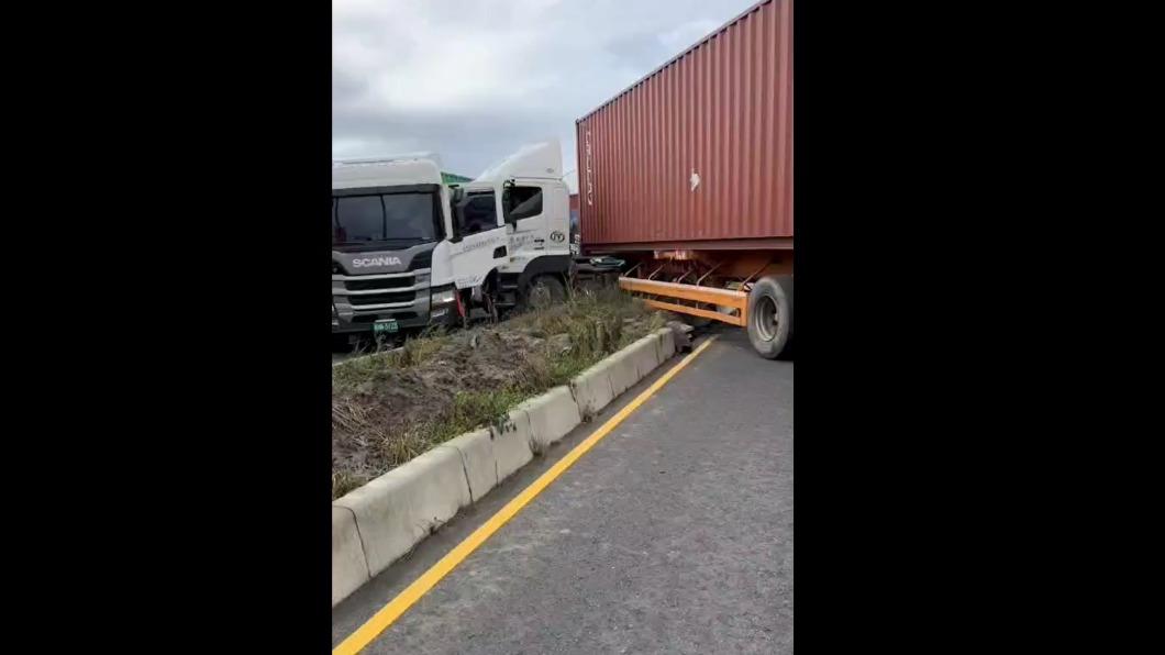 台北港事故!熱水瓶卡死方向盤 聯結車失控衝對向連撞2車