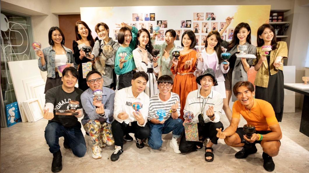 楊一展 、「Darren」邱凱偉、黃露瑤、游小白、米可白、張洛君、林書煒、李佳豫等人為公益作畫義賣。（圖／游小白提供）