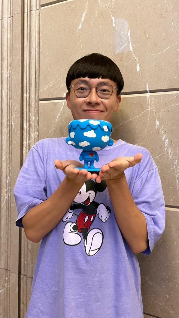 游小白介紹自己的作品名為「今天天空就是特別溫暖特別舒坦」。（囻／游小白提供）