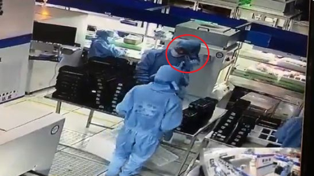 太冷血!工人生產線勒殺同事 旁人看一眼當沒事繼續工作