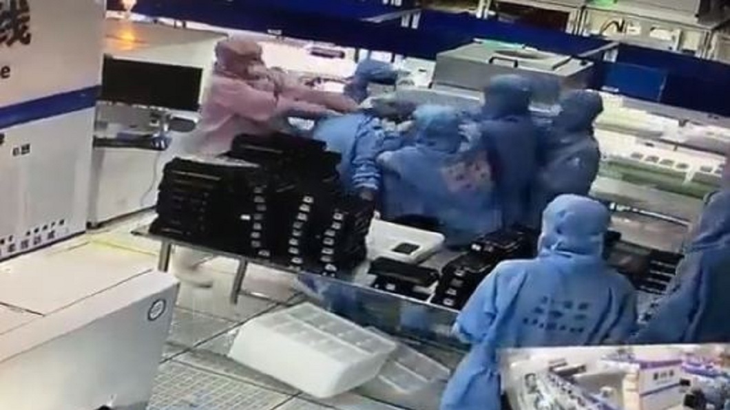 當時其他人一度冷眼旁觀直到約莫20秒後其他同事才連忙出手制止。(圖/翻攝自推特茶葉蛋@Zb11003)