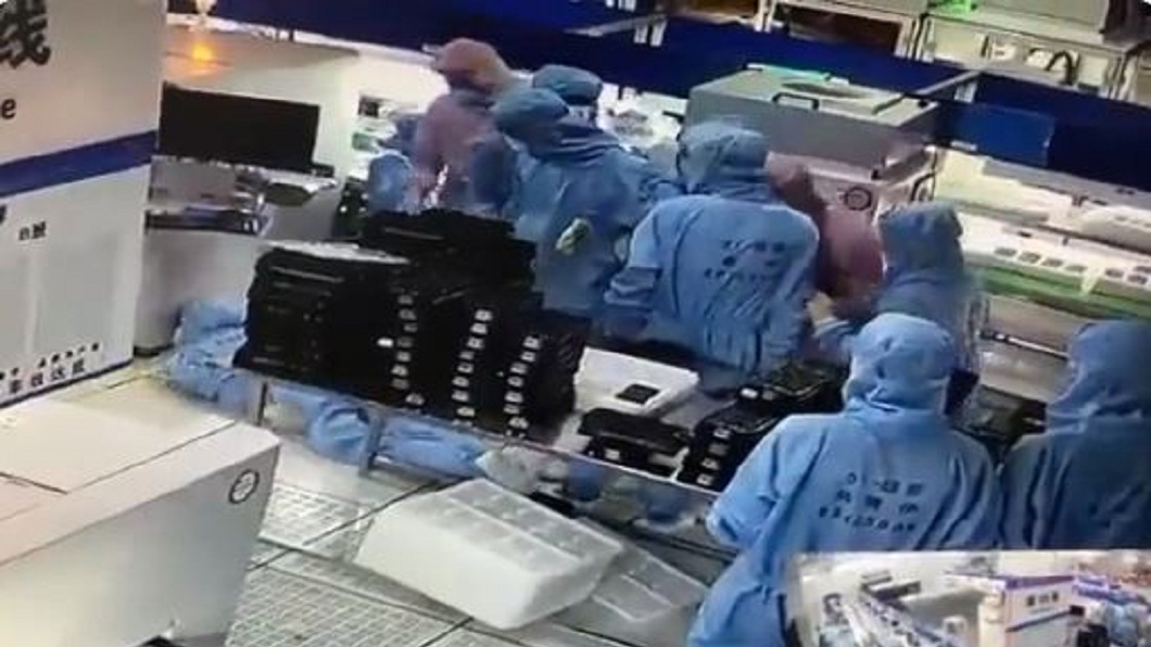 最後該名員工倒地抽搐連忙被其他同事抬走。(圖/翻攝自推特茶葉蛋@Zb11003)