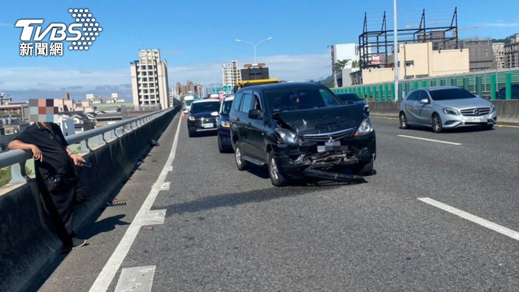 這起事故造成一名駕駛受傷。(圖/TVBS)