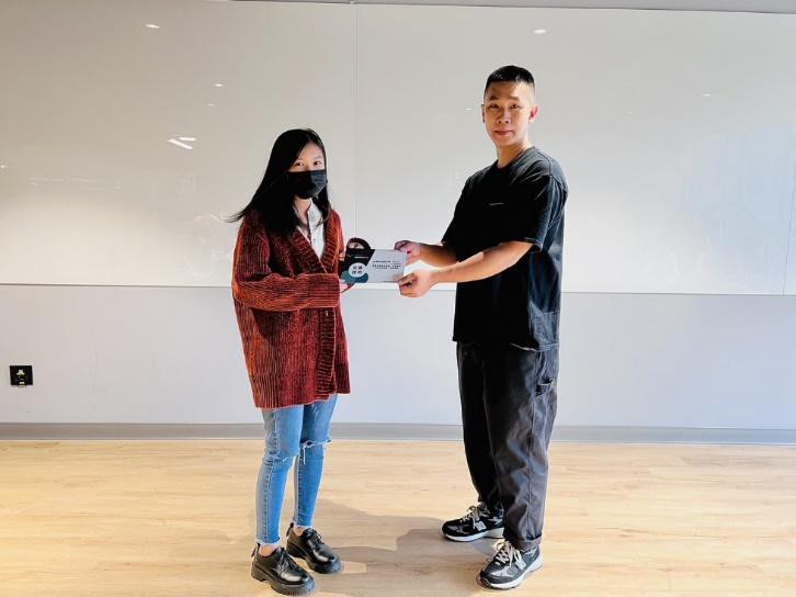 艾爾弗斯董事長陳昱成頒發完賽證明與參賽禮品給各位學生。(圖/企業提供)
