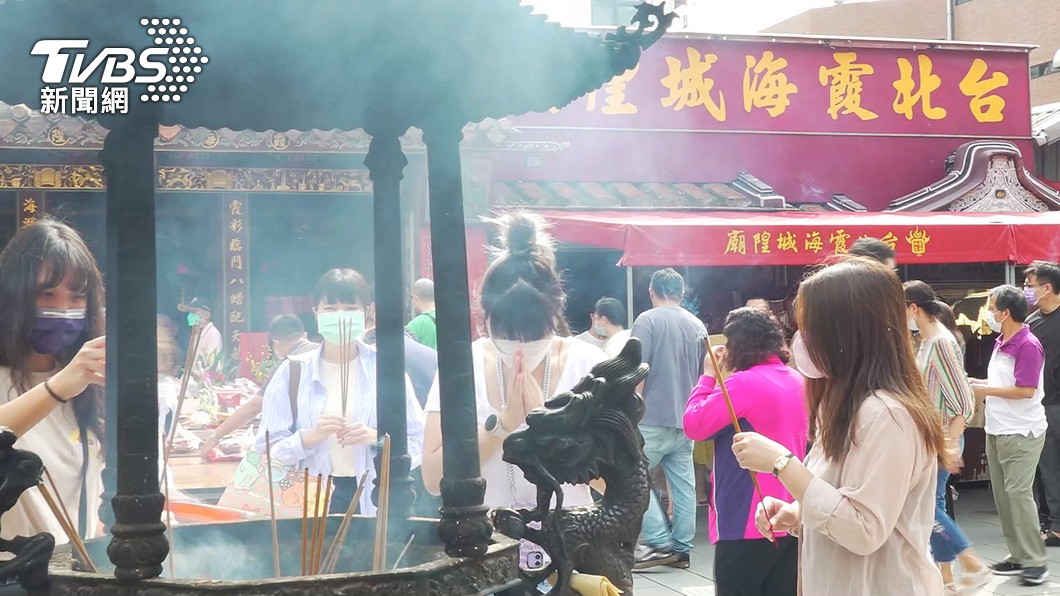 網友徵友條件寫滿A4大小的紙張。(圖/TVBS資料照)