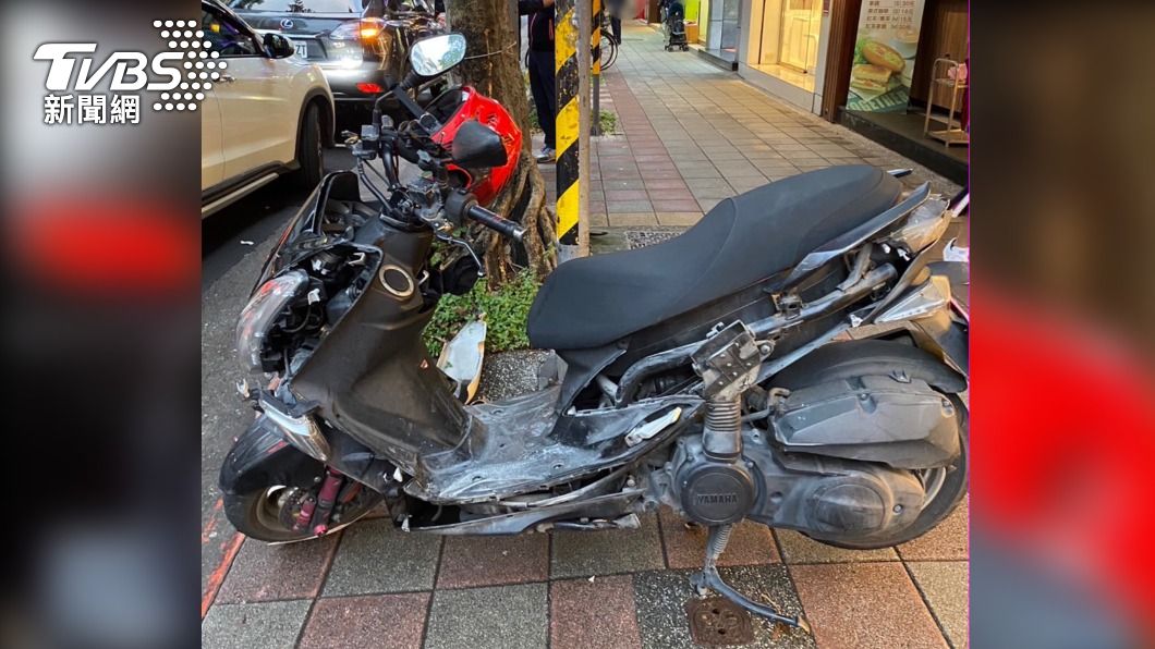 違規迴轉!駕駛貪方便害騎士撞 連人帶車噴人行道慘傷