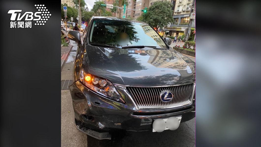 轎車於路口違規迴轉。(圖/TVBS)