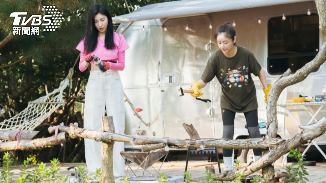 楊謹華（左）、林心如（右）在野外露營依舊仙氣滿點。（圖／TVBS）