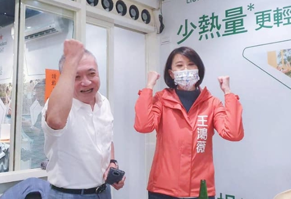 何啟聖巧遇王鴻薇。（圖／翻攝何啟聖臉書）